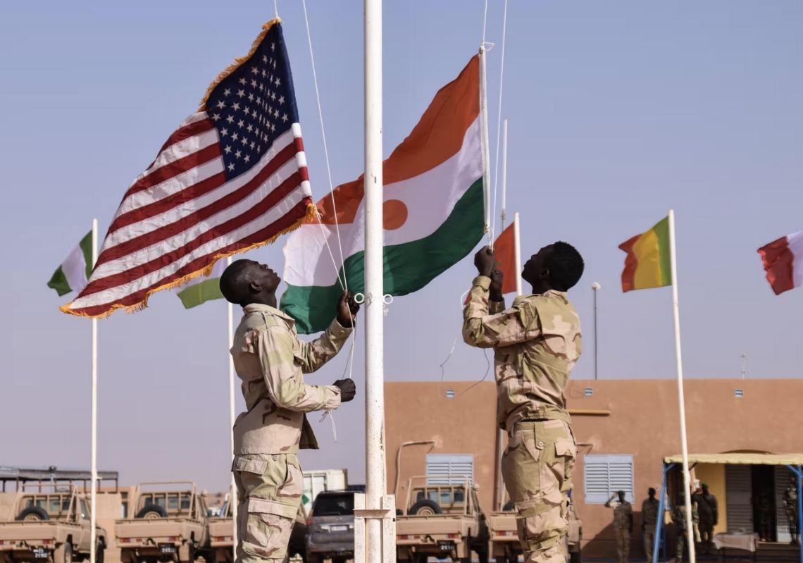 جنديان يرفعان علمي النيجر والولايات المتحدة أثناء احتفال في أغاديز في أبريل 2018
