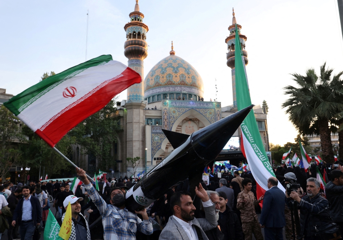 إيرانيون يحملون مجسمًا لصاروخ خلال احتفال عقب هجوم الحرس الثوري الإيراني على إسرائيل